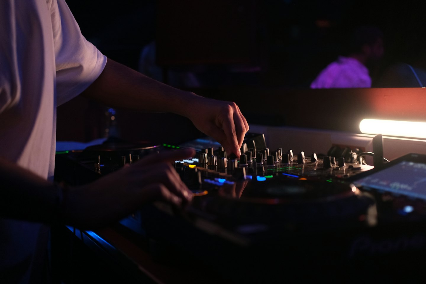DJ-handen die muziek mixen op draaitafels.